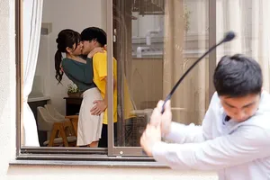 ở nhà làm bài tập cũng không yên với nhỏ bạn thân chuyên “chăn chuối”