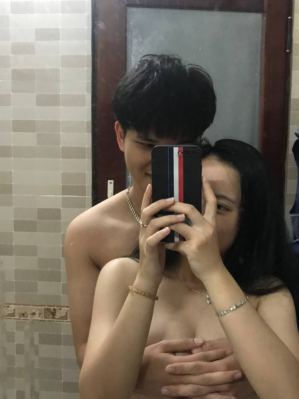 Video dài 60 phút về một người đàn ông đang xoa bóp và mút ngực cô ấy