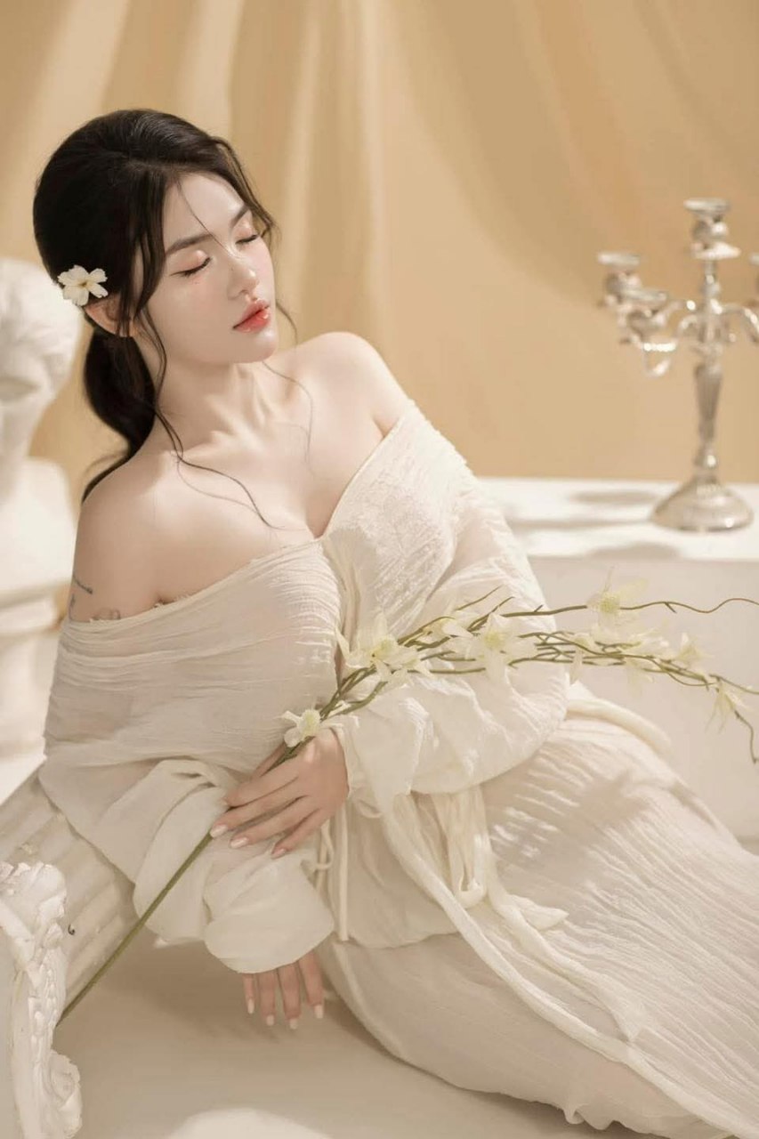 Anh ruột "chăm sóc" nhân tình đang bệnh